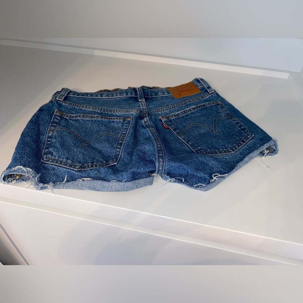 Revolve | Levi’s 501 Original Short - Athen’s Mid Short - Size: 26 - Picture 4 of 6